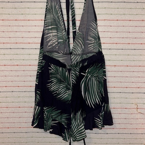 NWOT-Joyfunear Plunging Neck Crisscross Back Ruffle Hem Allover Print Romper - Picture 7 of 10